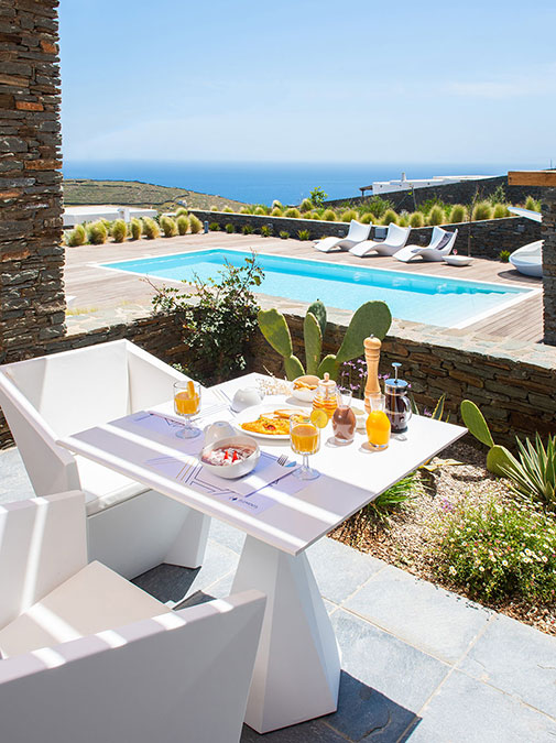 Véranda avec vue sur la mer et la piscine