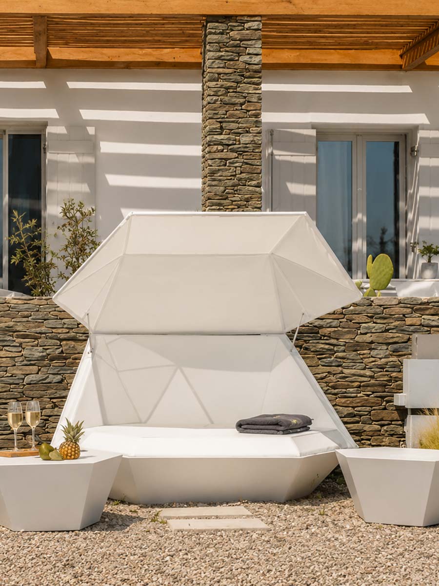 Ξαπλώστρες στο χώρο της πισίνας του Sifnos Elements