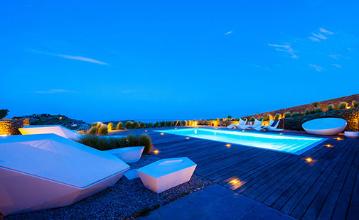 Photographie de nuit de la piscine à la boutique Elements Sifnos