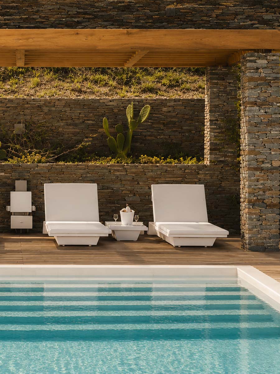 Ο χώρος της πισίνας στο Elements Sifnos